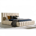 Beżowe łóżko tapicerowane z pionowo pikowanym zagłówkiem, powierzchnia spania 180 x 200 cm